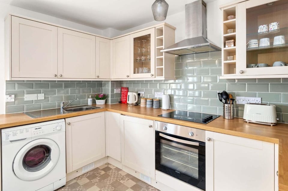 Coffee/tea facilities, Kitchen or kitchenette, oven, stove, toaster, washing machine