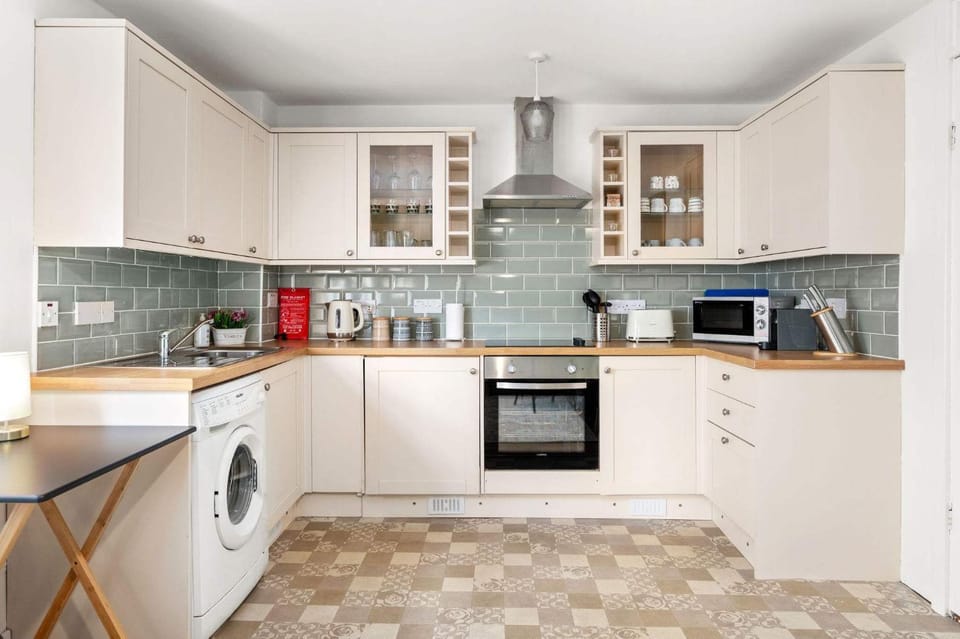 Coffee/tea facilities, Kitchen or kitchenette, oven, stove, toaster, washing machine