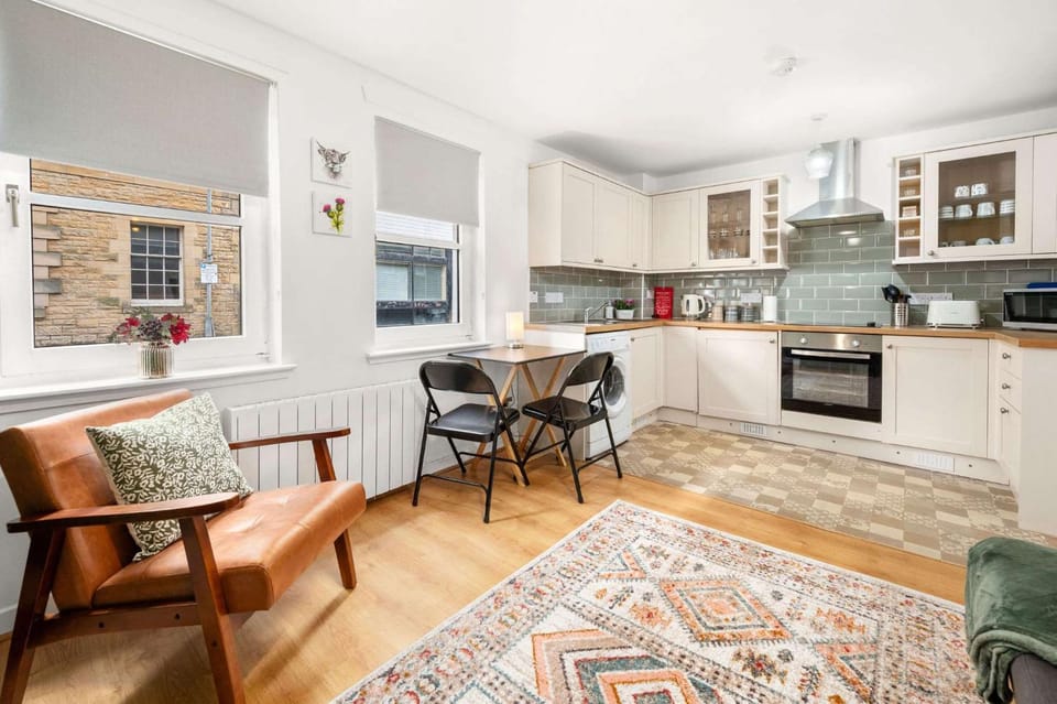 Kitchen or kitchenette, Seating area, Dining area, stove, toaster, washing machine