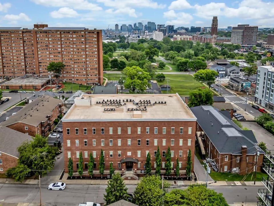 The Barrelhouse Loft in West End Near Vandy and Centennial House in Nashville