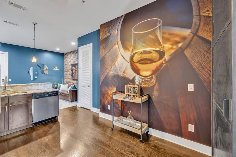 The Barrelhouse Loft in West End Near Vandy and Centennial House in Nashville