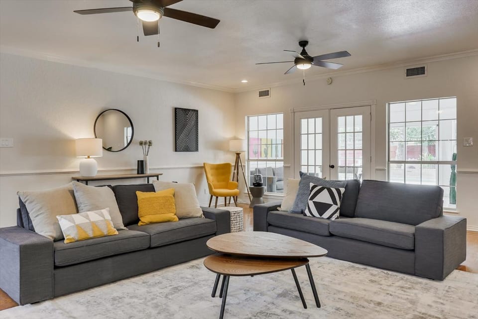 Luxurious 5 Bedroom Retreat with Pool House in North Richland Hills