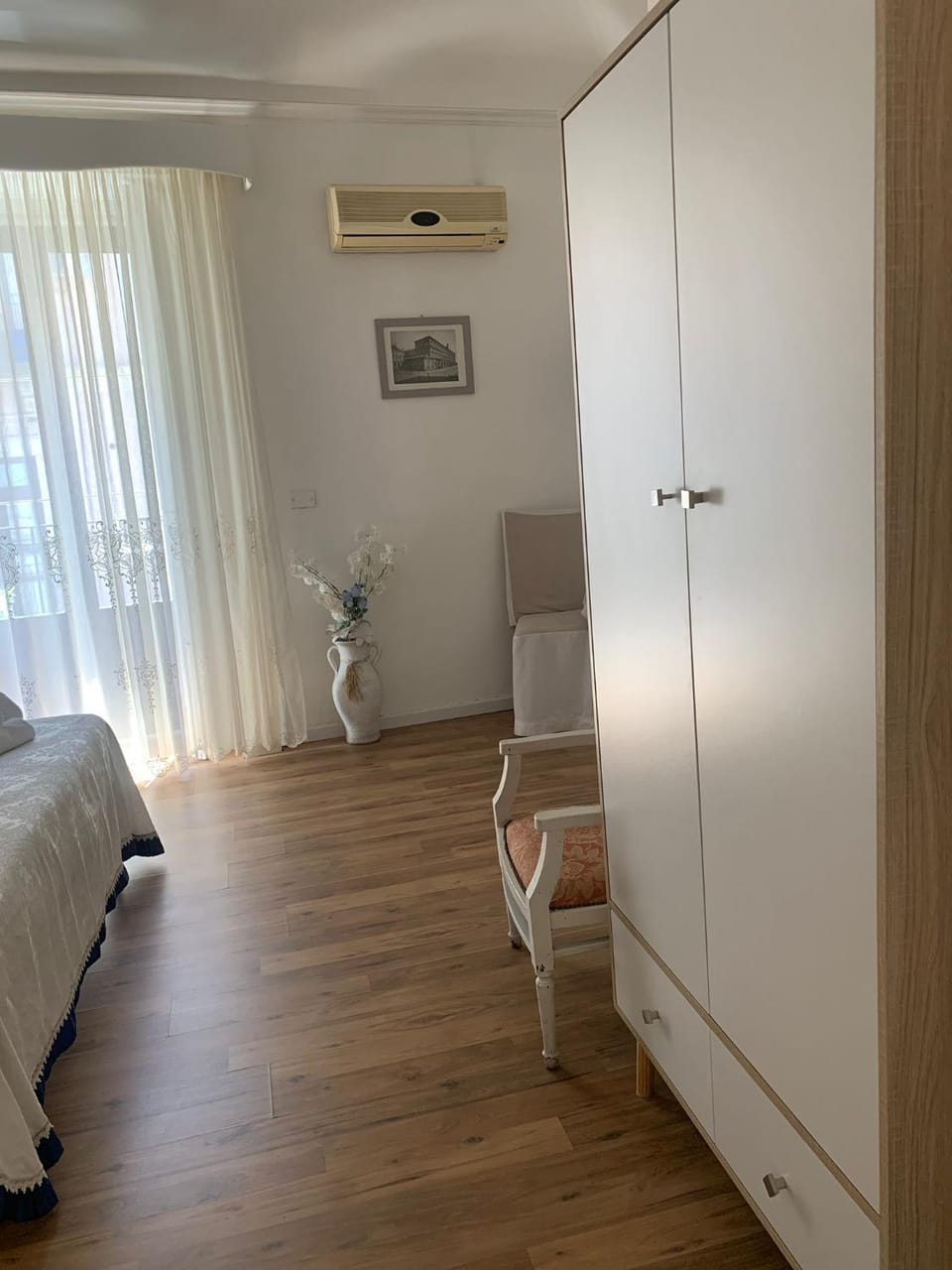 Photo of the whole room, Bedroom, wardrobe, air conditioner