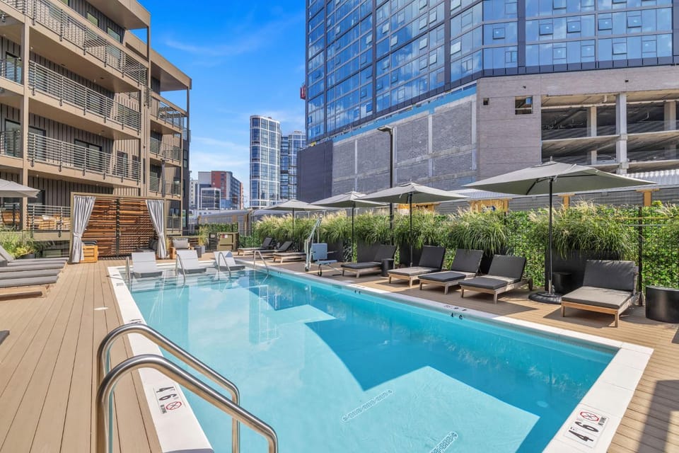 Beverly Nash Downtown, Incredible Skyline Views, Walk to Broadway! House in The Gulch