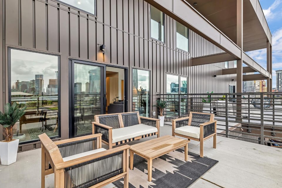 Beverly Nash Downtown, Incredible Skyline Views, Walk to Broadway! House in The Gulch