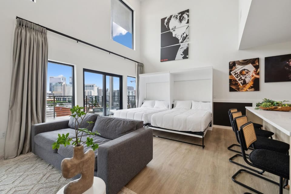 Beverly Nash Downtown, Incredible Skyline Views, Walk to Broadway! House in The Gulch