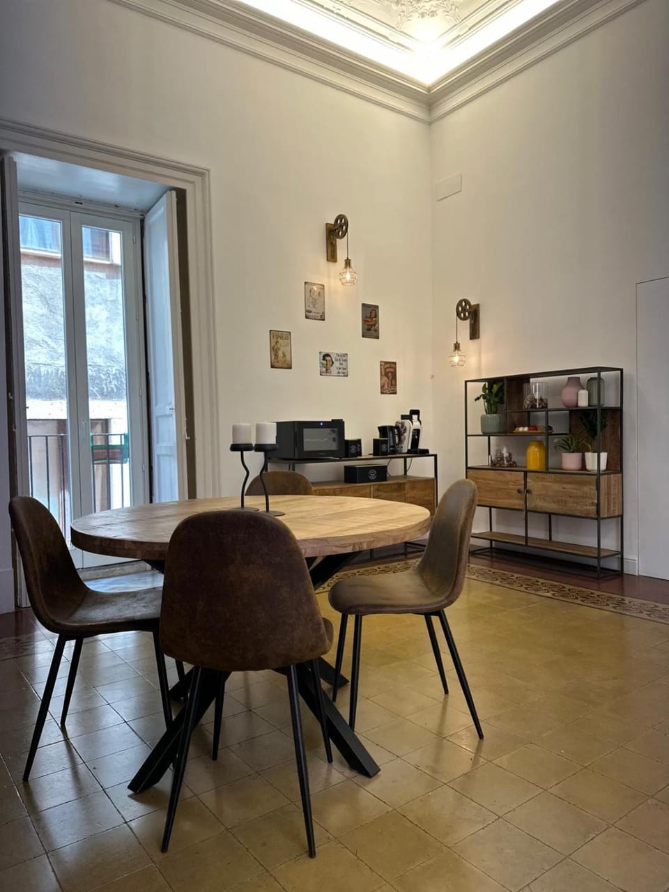 Living room, Seating area, Dining area