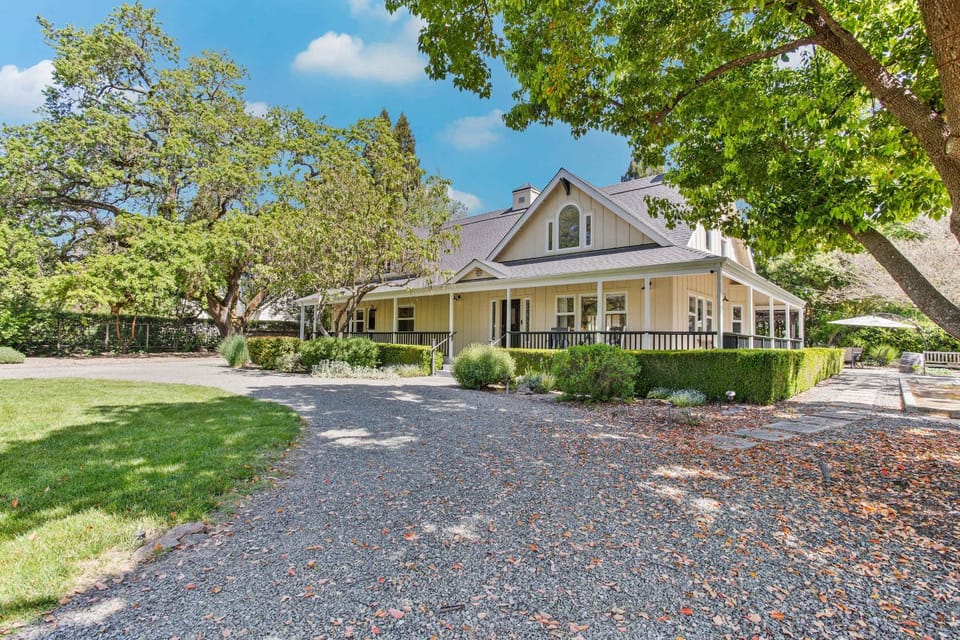 Charming 4BR Wine Country Getaway with Spa & Firepit House in Kenwood