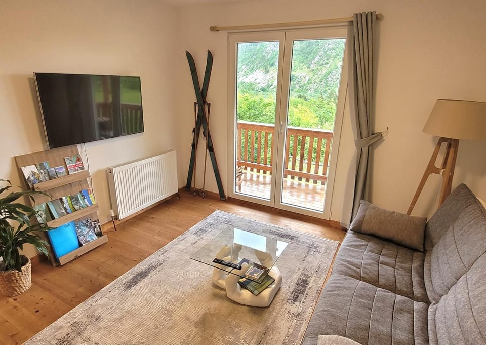 Communal lounge/ TV room, TV and multimedia, View (from property/room), Balcony/Terrace, Living room, Seating area, Evening entertainment