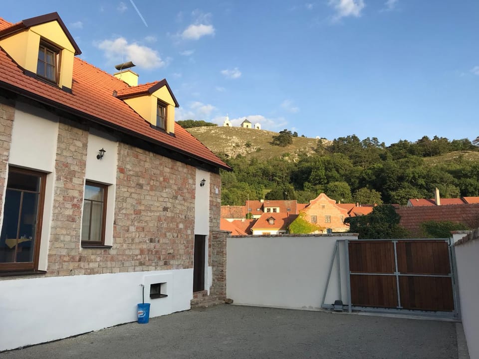 Property building, Neighbourhood
