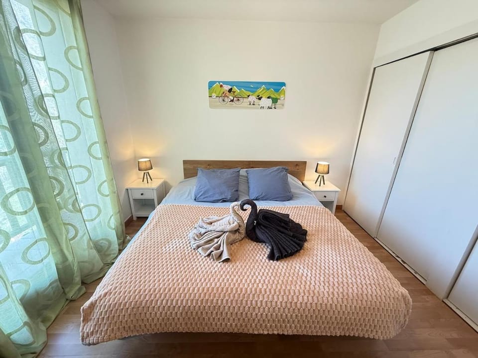 Bed, Photo of the whole room, Bedroom, towels