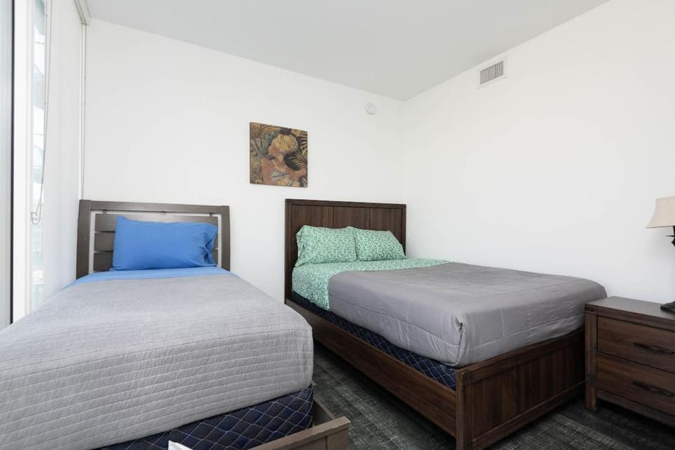 Stylish 3BR High-Rise with Pool, Hot Tub & Rooftop Views Apartment in Los Angeles