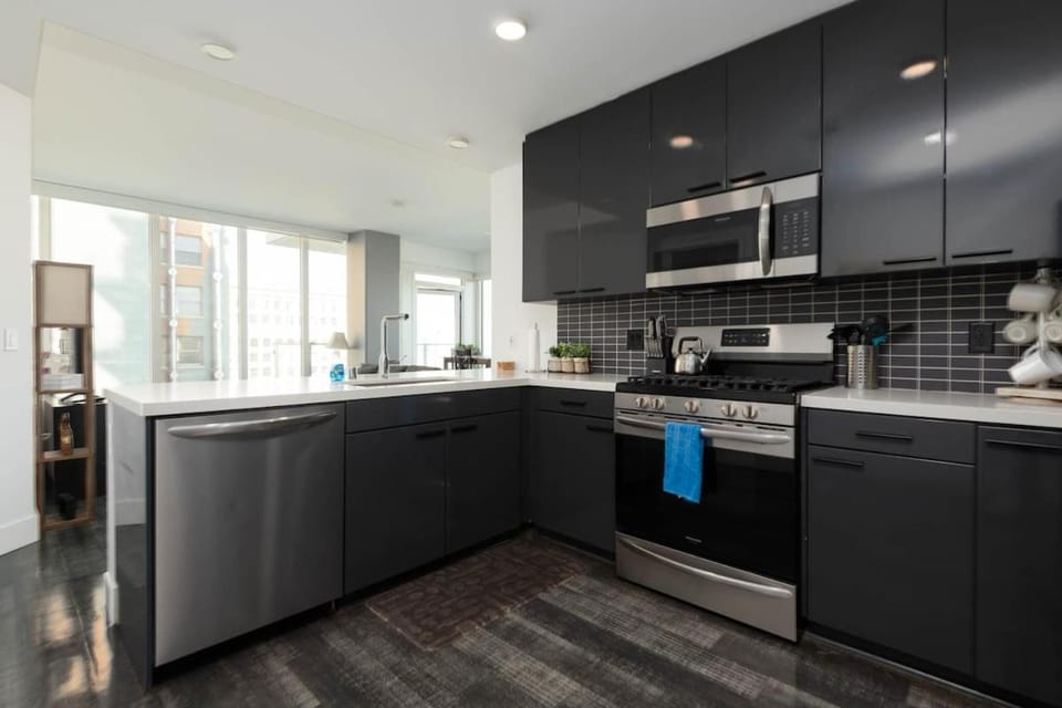 Stylish 3BR High-Rise with Pool, Hot Tub & Rooftop Views Apartment in Los Angeles