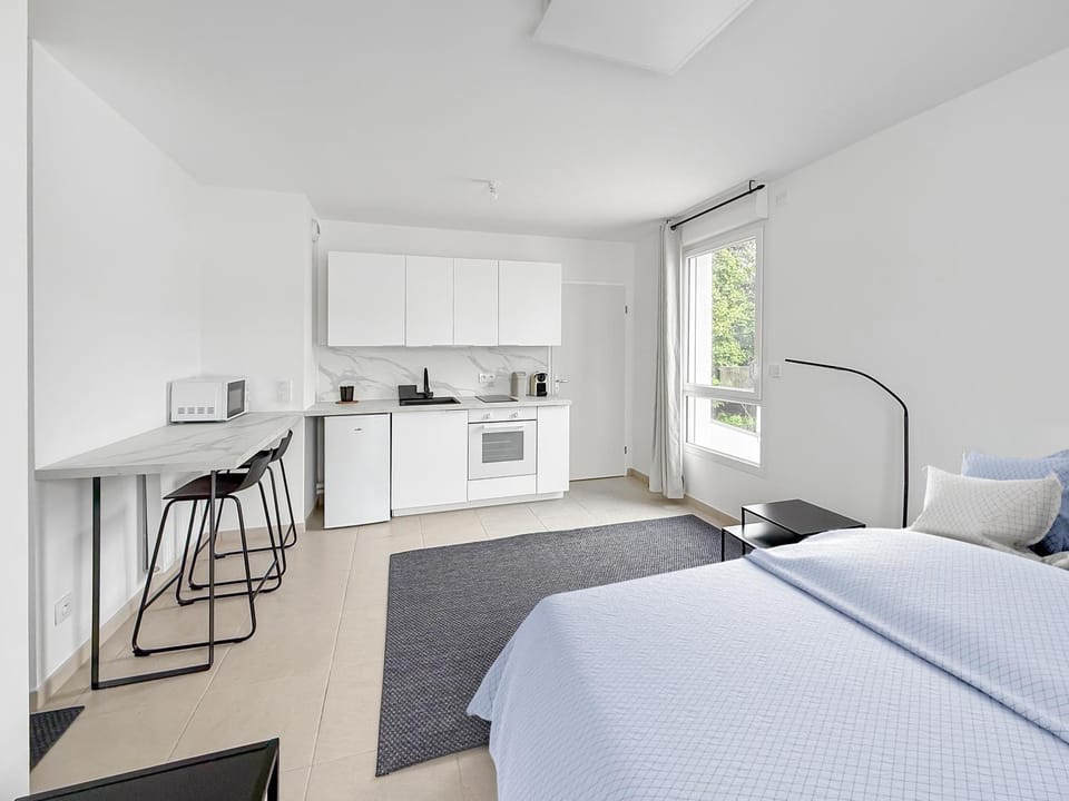 Bed, Kitchen or kitchenette, oven
