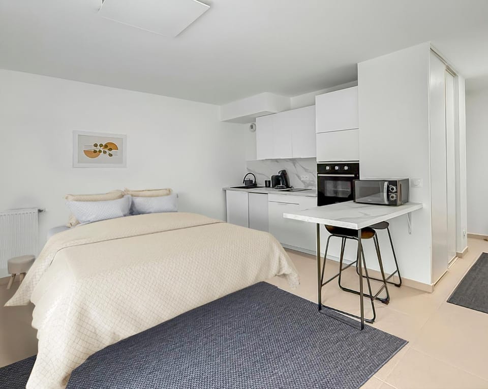 Bed, Kitchen or kitchenette