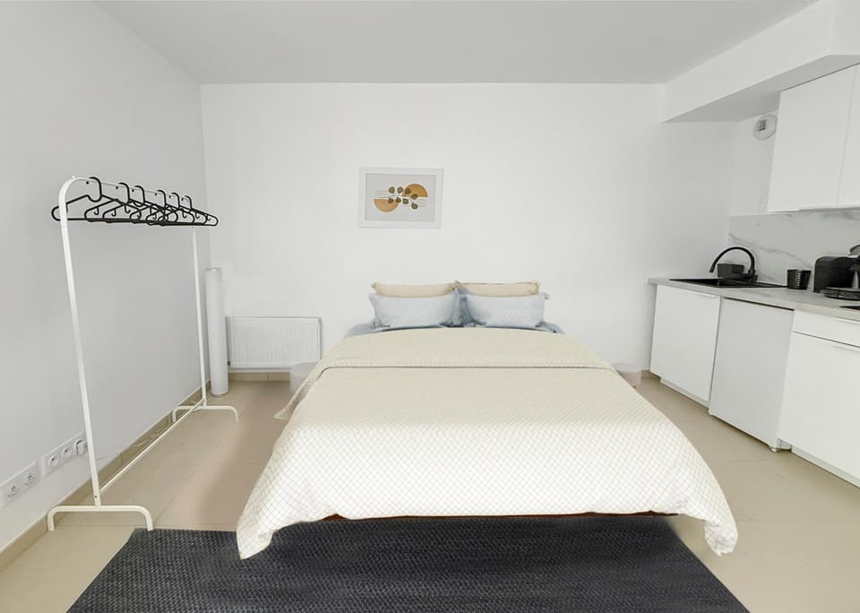 Bed, Kitchen or kitchenette