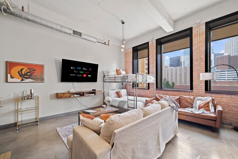 Communal lounge/ TV room, TV and multimedia, Living room, Seating area, Evening entertainment