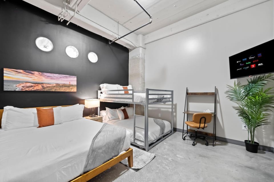 Bed, TV and multimedia, Bedroom, bunk bed