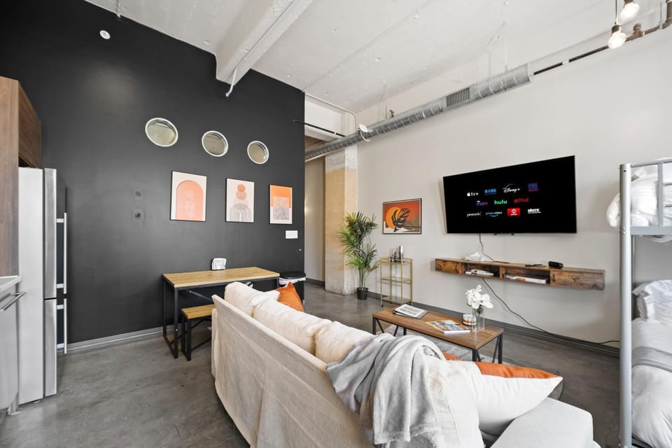 Communal lounge/ TV room, Bed, TV and multimedia, Seating area, Evening entertainment