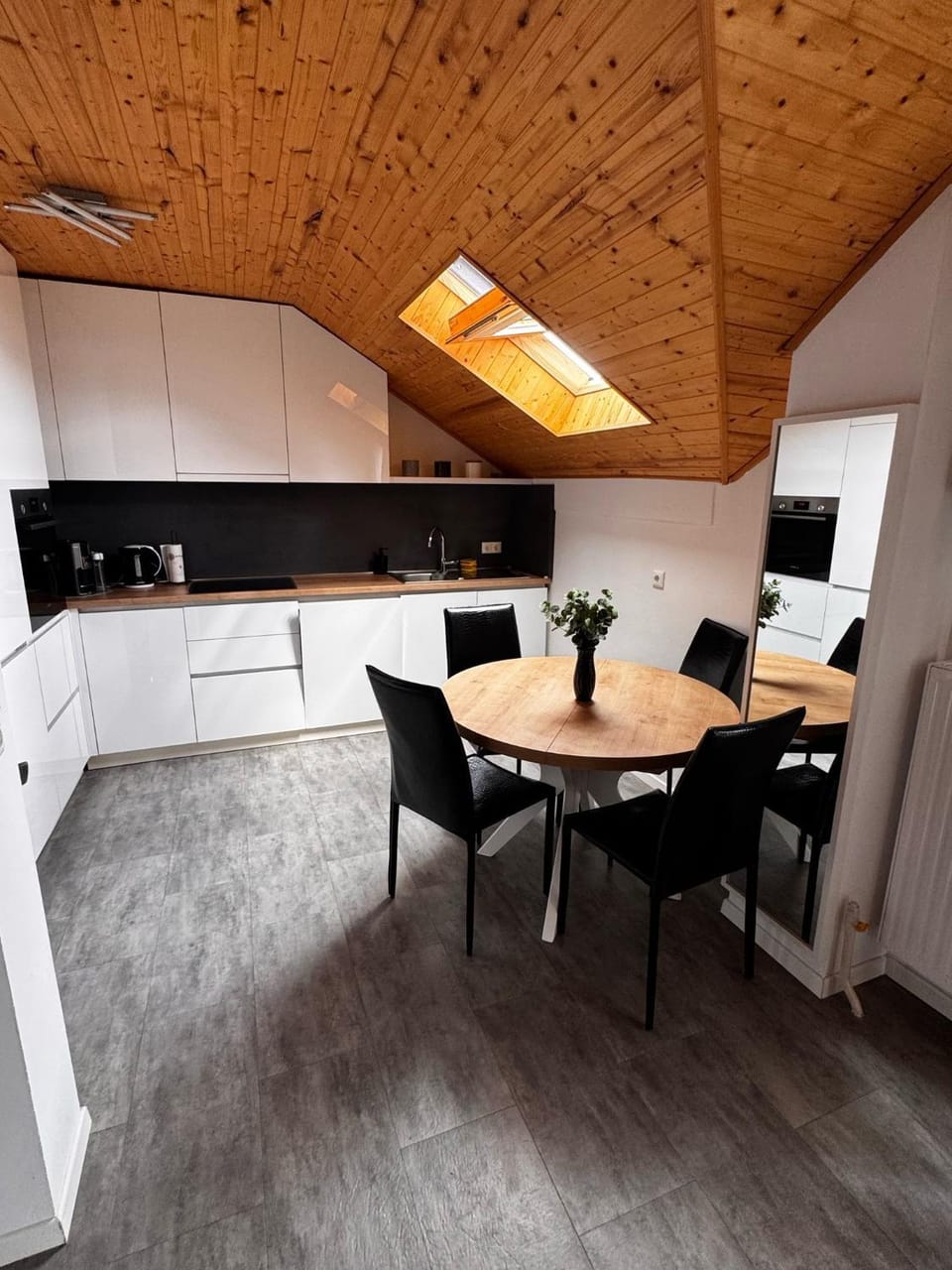 Kitchen or kitchenette, Dining area