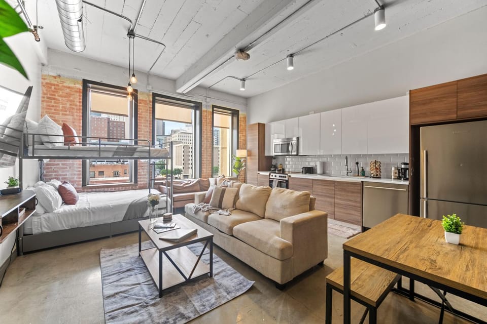 Bed, Coffee/tea facilities, Living room, Photo of the whole room, Seating area, Dining area