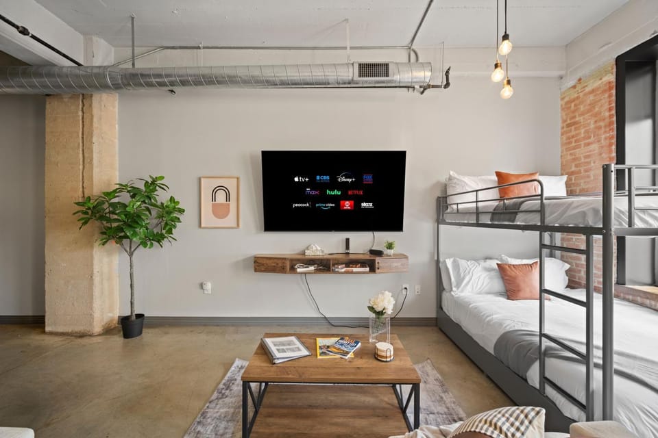 Communal lounge/ TV room, Bed, TV and multimedia, air conditioner