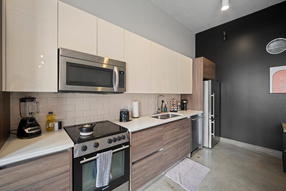 Coffee/tea facilities, Kitchen or kitchenette, oven, stove, toaster