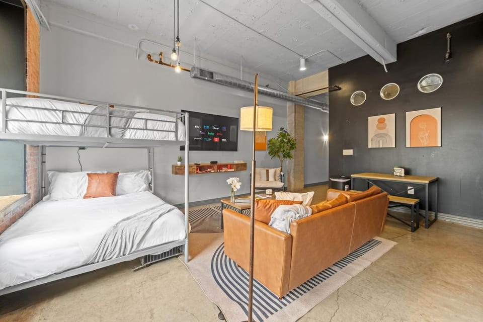 Bed, TV and multimedia, Kitchen or kitchenette, bunk bed, air conditioner