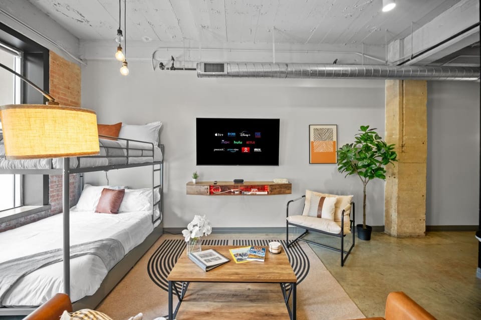Bed, Living room, Photo of the whole room, Seating area, Dining area, Evening entertainment