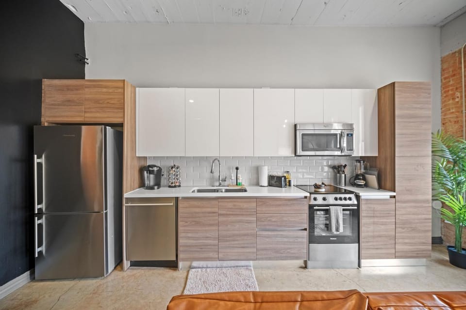 Coffee/tea facilities, Kitchen or kitchenette, oven, stove