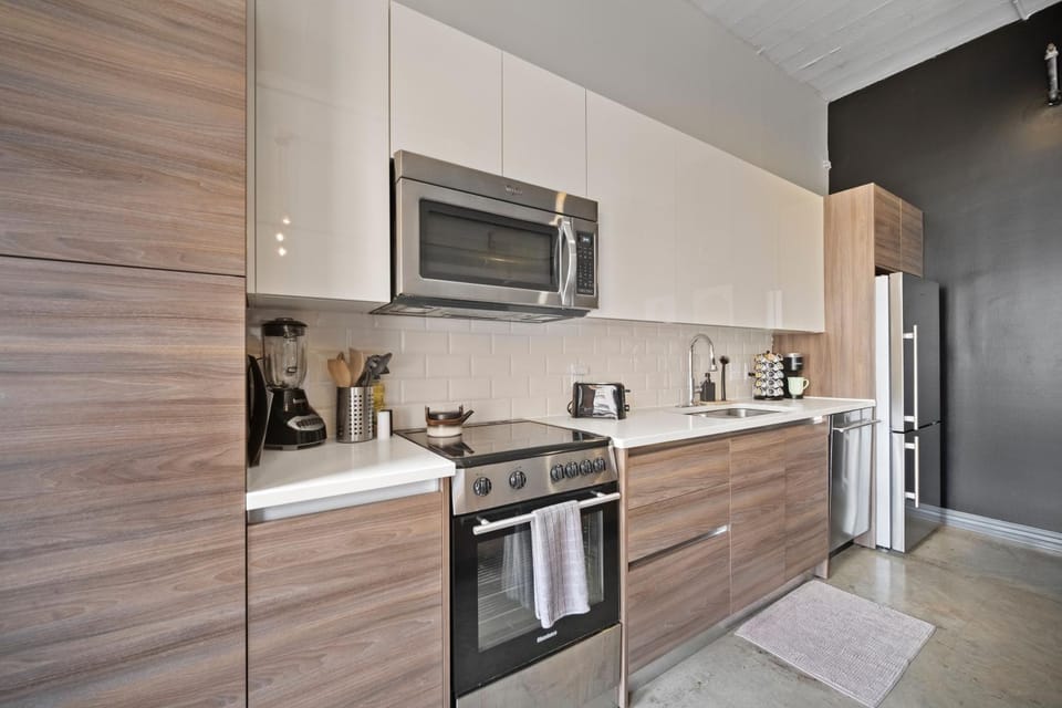 Coffee/tea facilities, Kitchen or kitchenette, oven, stove