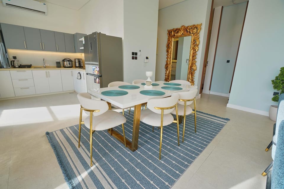 Kitchen or kitchenette, Living room, Seating area, Dining area, oven