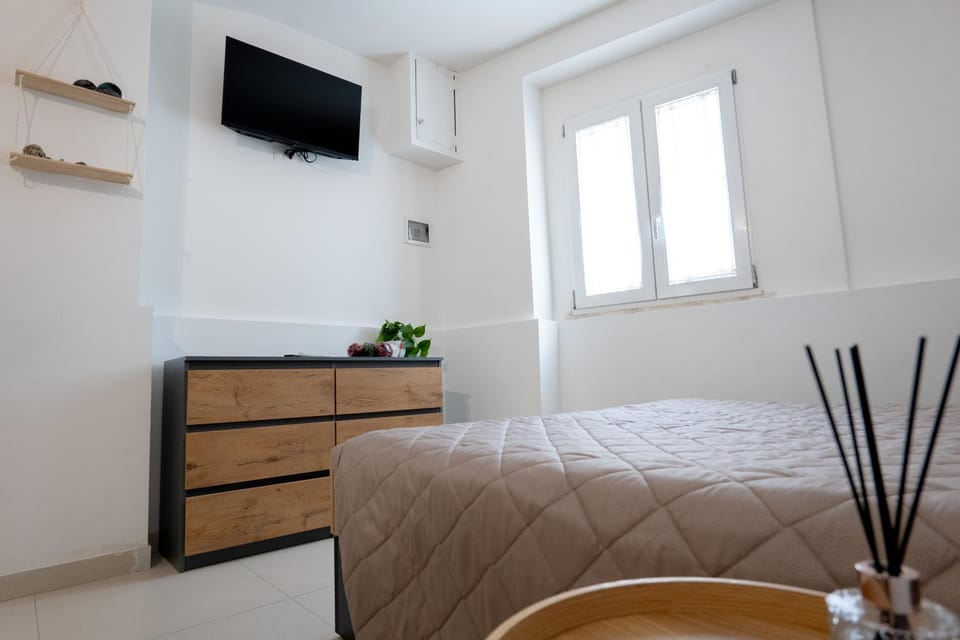 Bed, TV and multimedia, Photo of the whole room, Evening entertainment, Bedroom