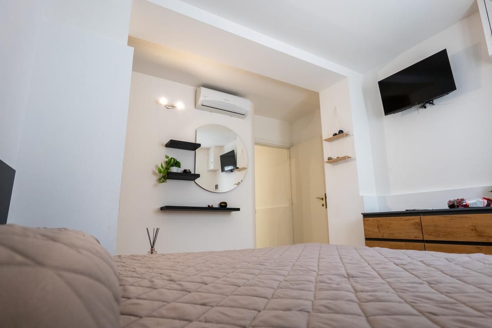 Bed, TV and multimedia, Photo of the whole room, Evening entertainment, Bedroom, wardrobe