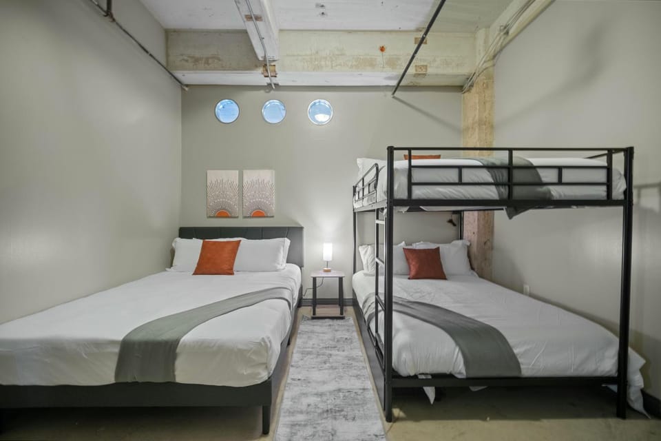 Bed, Photo of the whole room, Bedroom, bunk bed, air conditioner