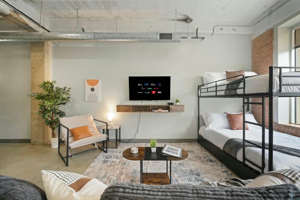 Communal lounge/ TV room, Bed, TV and multimedia, Living room, Photo of the whole room, Seating area, Evening entertainment, Bedroom