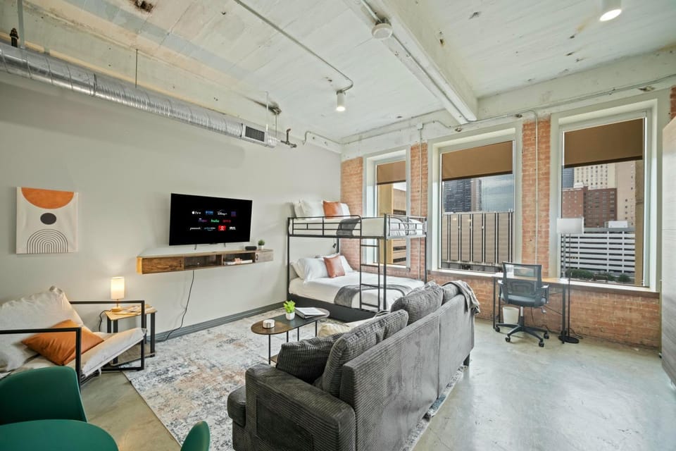 Communal lounge/ TV room, Bed, TV and multimedia, Living room, Photo of the whole room, Seating area