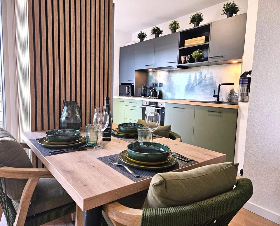 Coffee/tea facilities, Kitchen or kitchenette, Dining area, stove
