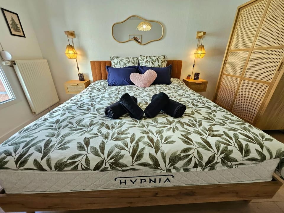 Bed, Bedroom, towels