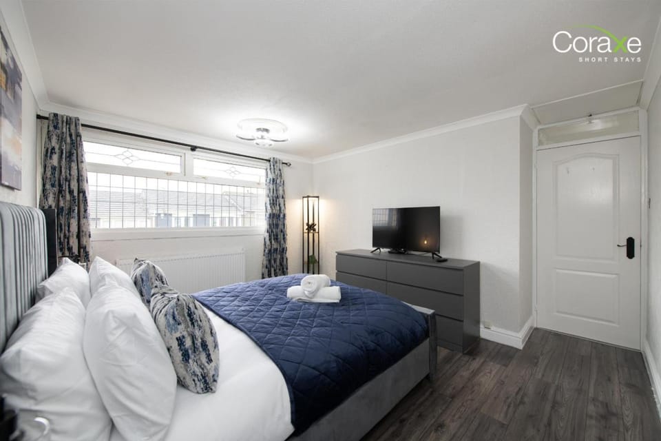 Bed, TV and multimedia, Photo of the whole room