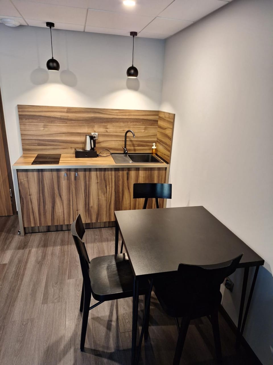 Coffee/tea facilities, Kitchen or kitchenette, Dining area