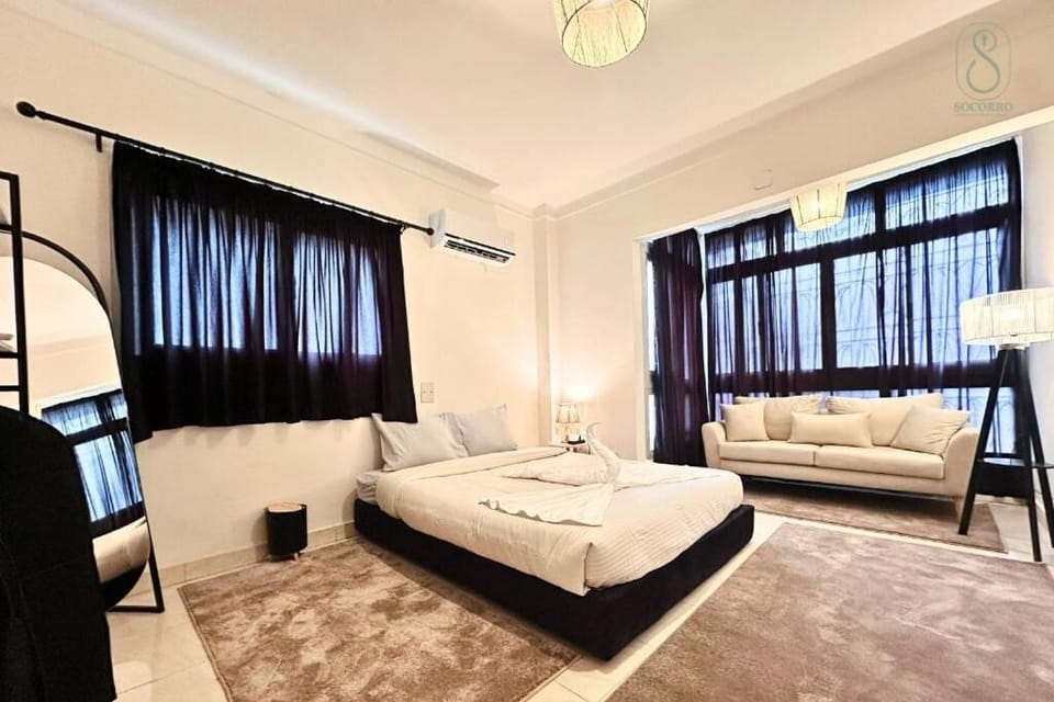 Bed, Photo of the whole room, Seating area, Bedroom, towels, air conditioner