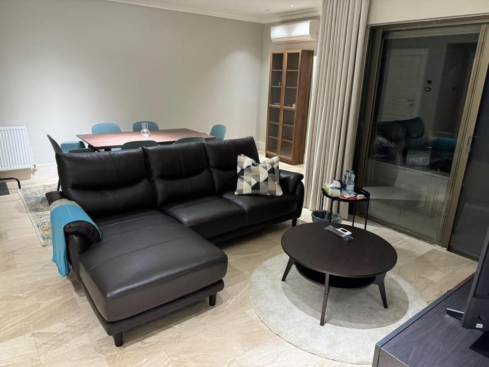 TV and multimedia, Living room, Seating area, Dining area, air conditioner