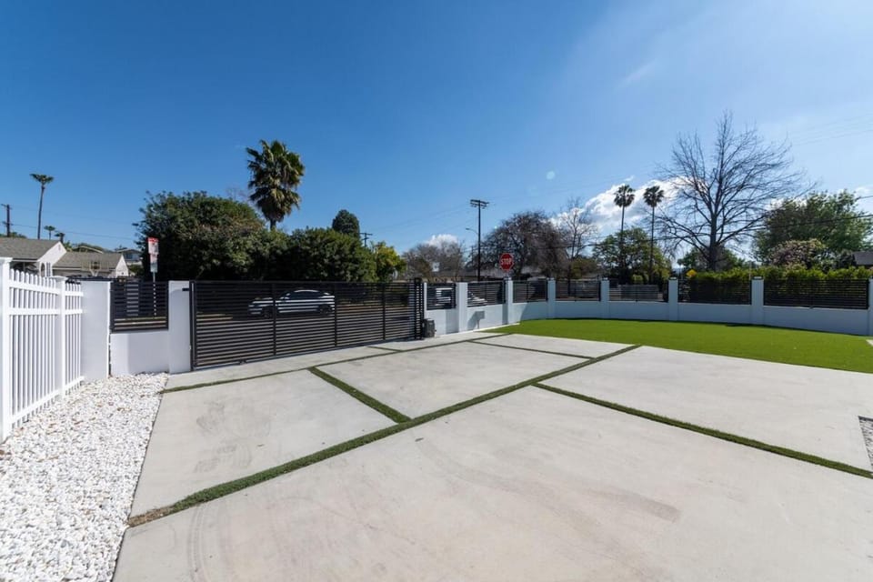 Gated Private Home next to Universal Studios Villa in Sherman Oaks