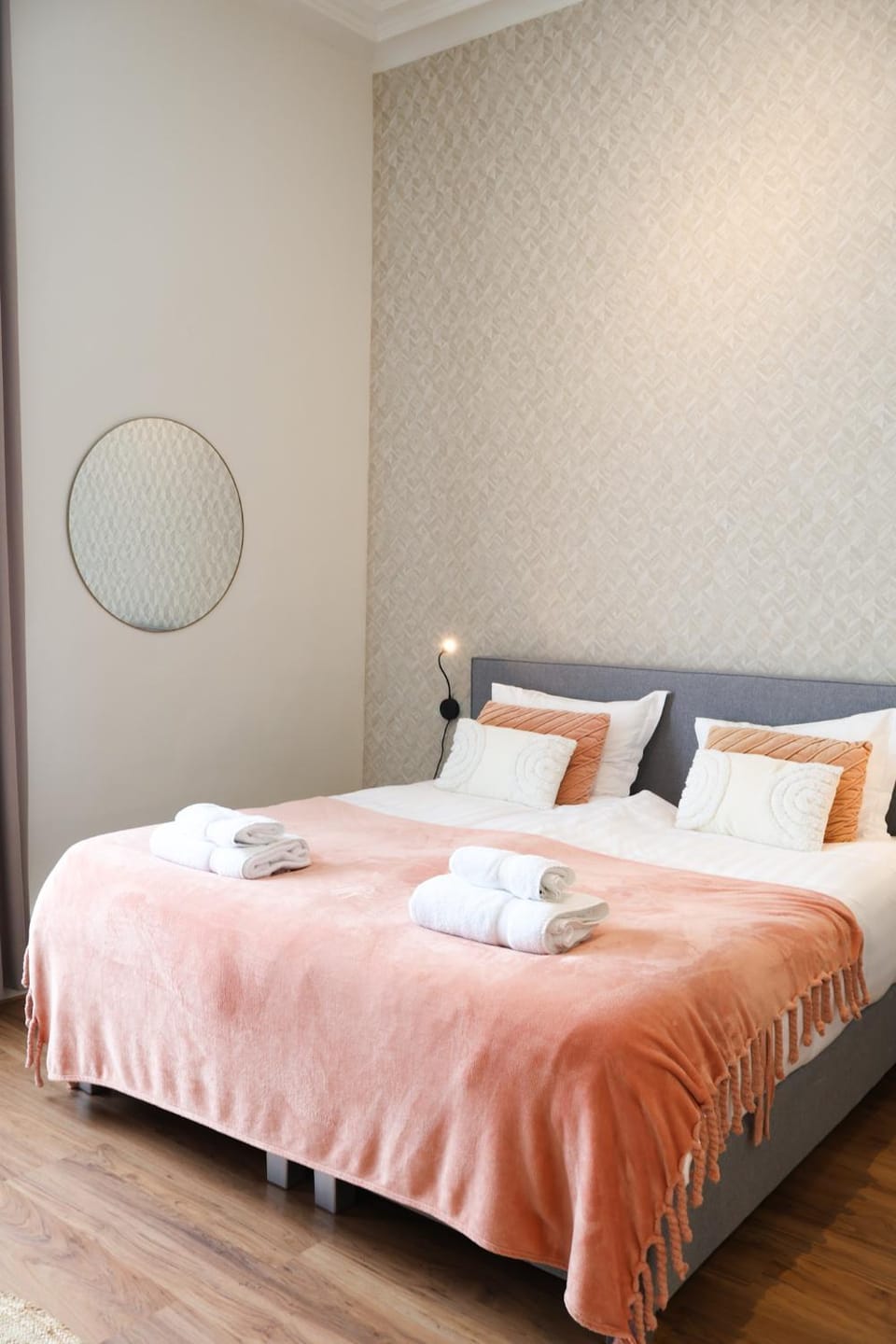 Bed, Bedroom, towels