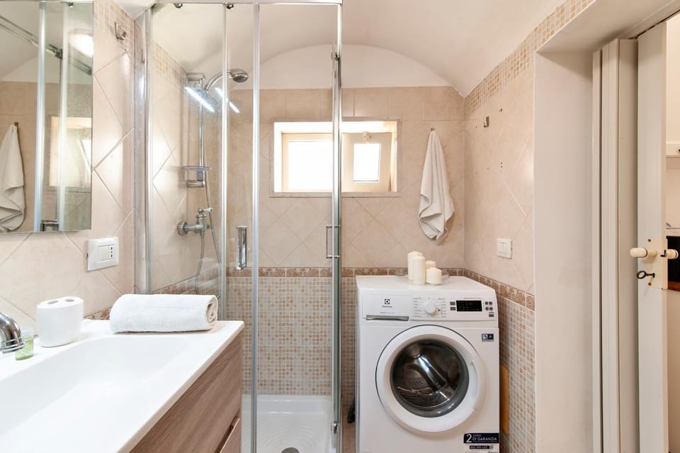 Shower, Toilet, Bathroom, towels, washing machine