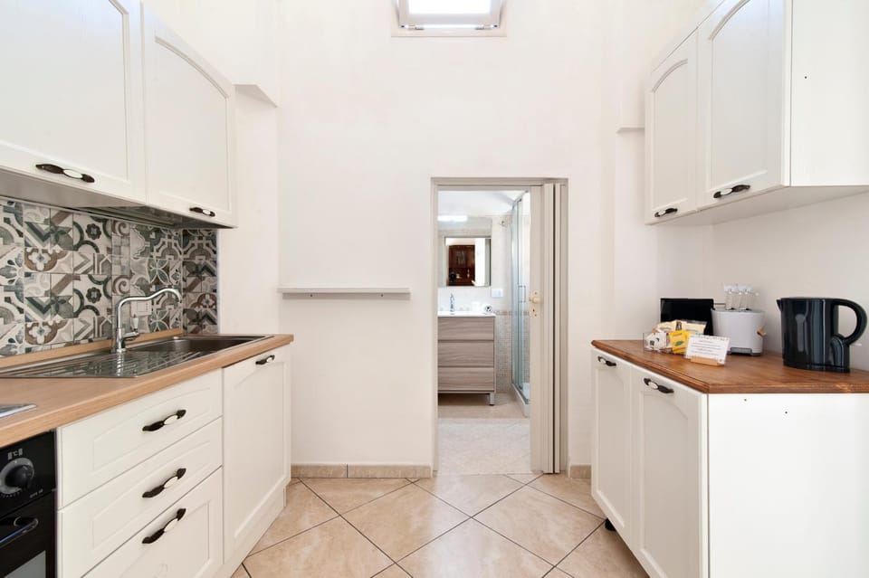Coffee/tea facilities, Kitchen or kitchenette, oven, stove, toaster