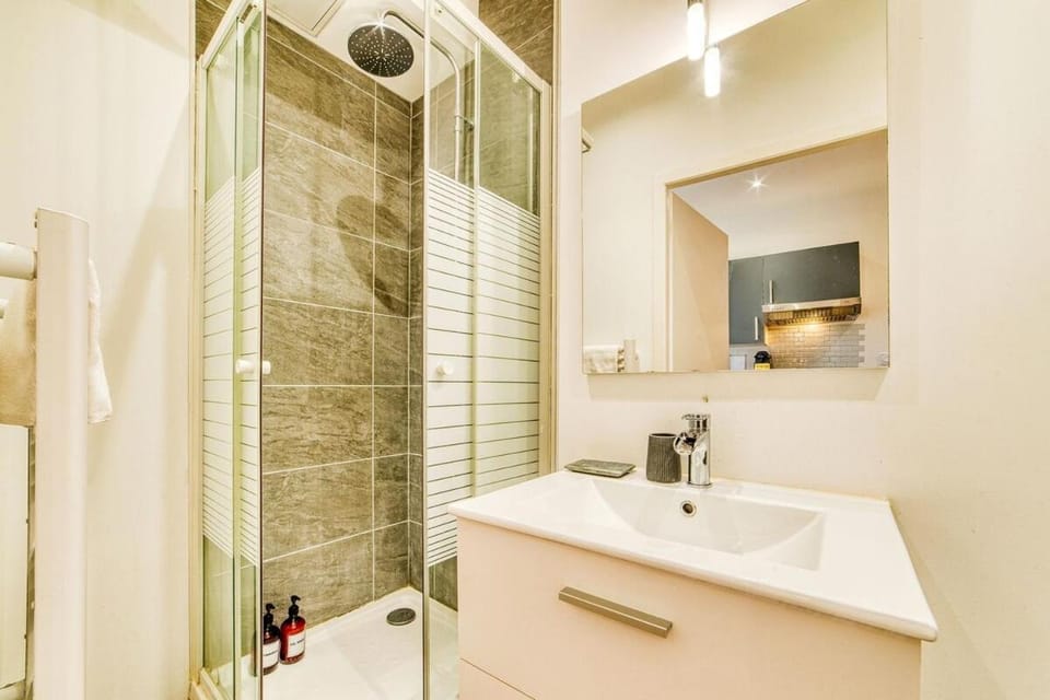 Shower, Bathroom, towels