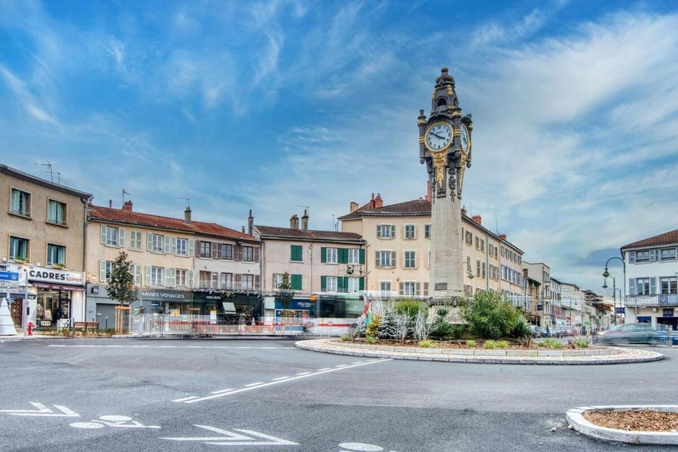 Nearby landmark, Neighbourhood