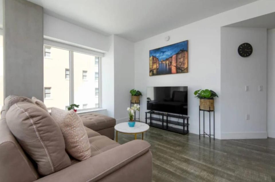 Snazzy 3 Bedroom High Rise with Pool, Hot Tub and Rooftop Deck Apartment in Los Angeles